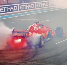  ?? Foto: afp ?? Kringel für die Fans: Zum Saison-Abschluss bot Sebastian Vettel zumindest nach dem Rennen eine rauchende Show-Einlage.