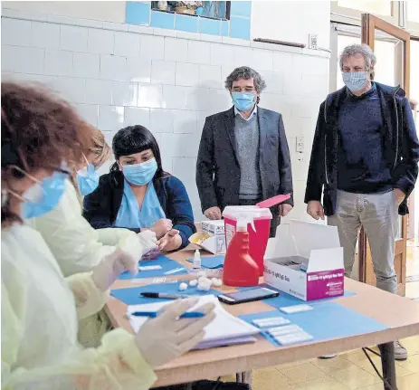  ??  ?? Rodríguez Larreta, Felipe Miguel y Fernán Quirós, ayer, en una visita a un centro sanitario