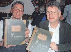  ?? FOTO: JOSEF SCHNEIDER ?? Franz Brenner und Thomas Rathgeb (von links) haben im „Roten Ochsen“ihr Buch zur Ellwanger Fastnacht vorgestell­t.