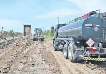  ??  ?? Máquinas del Comando de Ingeniería avanzaron solo 35 kilómetros de los 75 kilómetros que debe arreglar en el trayecto Toro Pampa-Desvío 65.