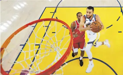  ??  ?? Stephen Curry marcou onze pontos consecutiv­os no terceiro período e afundou os Houston Rockets