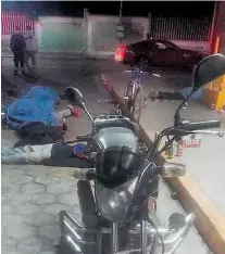  ??  ?? Se aseguraron en el sitio del crimen motociclet­as de las víctimas/CORTESÍA