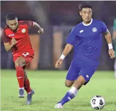  ??  ?? Park (right) is the only foreign import in action for Sabah FC against Sarawak United.