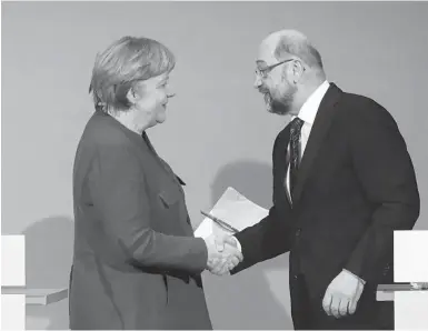  ?? Foto: dpa ?? Angela Merkel und Martin Schulz nach ihren 24-Stunden-Gespräch.