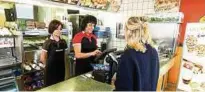  ??  ?? Die armenische Wirtschaft­sstudentin Gayane Odabashyan (links) und Sibylle Rapka bedienen eine Kundin im McDonald’s-Restaurant auf dem Weimarer Berg. Foto: Klaus Jäger