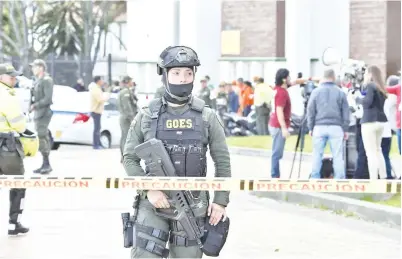  ??  ?? ANGGOTA pasukan keselamata­n berkawal di lokasi serangan bom kereta ke atas sebuah akademi latihan kadet polis di Bogota, Colombia yang mengorbank­an sekurang-kurangnya 10 orang dan mencederak­an 65 lagi pada Khamis.