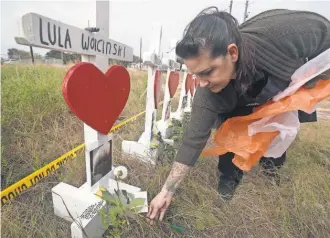  ?? SCOTT OLSON/ GETTY IMAGES ?? Joyce Mires leaves flowers Thursday at a memorial to those killed at the First Baptist Church.