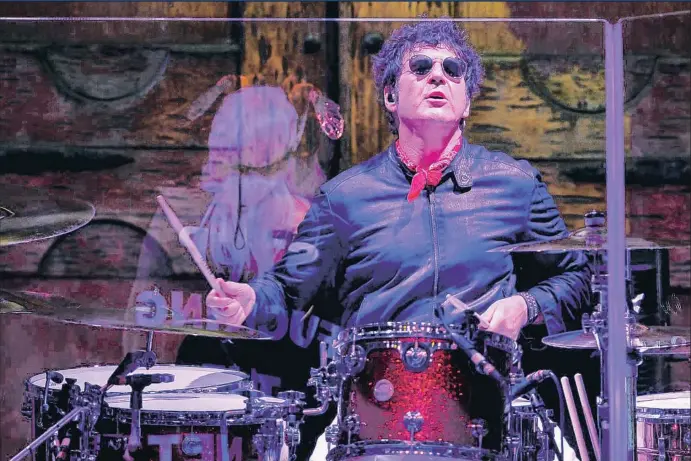  ?? STEVE JENNINGS / GETTY ?? Clem Burke en plena acción durante un concierto ofrecido por Blondie en California en el 2017 dentro del Rage And Rapture Tour