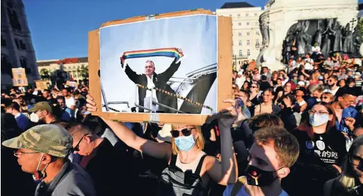  ?? Foto Marton Monus/Reuters ?? Protesti v središču Budimpešte proti madžarskem­u premieru Viktorju Orbánu in spornemu zakonu