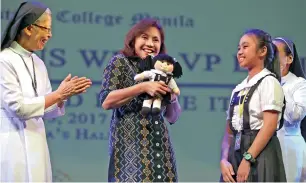  ?? — AFP ?? Vice-President Leni Robredo (centre) reacting while a pupil (2nd left) and Catholic nuns applaud during a forum at a Catholic-run school in Manila.