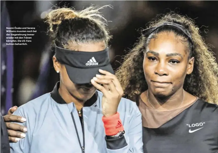 ??  ?? Naomi Ōsaka und Serena Williams mussten noch bei der Siegerehru­ng immer wieder mit den Tränen kämpfen. Die US-Fans buhten beharrlich.