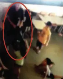  ?? Polícia Civil/Divulgação ?? Vídeo mostra professora colocando saco de lixo na cabeça de aluno em creche municipal em Restinga