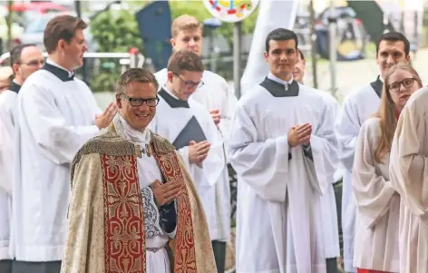  ?? RP-FOTO: HANS-JÜRGEN BAUER ?? Michael Schiller aus Baumberg (vorne) feiert seine Primiz in St. Gertrud in Düsseldorf-Eller. Hier verbrachte der heute 34-Jährige seine Kindheit. Im Schlosspar­k des Stadtteils ging er oft mit seinem Vater oder auch dem Großvater spazieren.