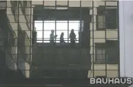  ?? JOHN MACDOUGALL / AFP / GETTY IMAGES FILES ?? Students in one of the wings of the Bauhaus building
in Dessau in 2006.