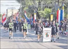  ??  ?? Alumnos de uno de los colegios de Luque, en el desfile.