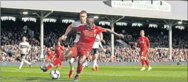  ??  ?? ENRACHADO. Mané, que ayer volvió a marcar, controla el balón ante un defensor del Fulham.