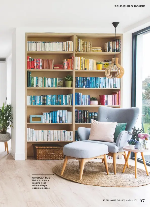  ??  ?? CIRCULAR RUG HELPS TO ZONE A READING NOOK WITHIN A LARGE OPEN PLAN SPACE