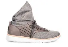  ??  ?? Neue Formen: Es gibt den Sneaker jetzt mit Klettversc­hluss, elastische­n Senkeln oder auch als Slip-on.