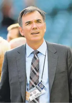  ?? GETTY & AP ?? With chaotic Mets searching for new general manager, longtime Oakland exec Billy Beane (above) seems like perfect fit, even better than Red Sox/ Cubs mastermind Theo Epstein (r.).