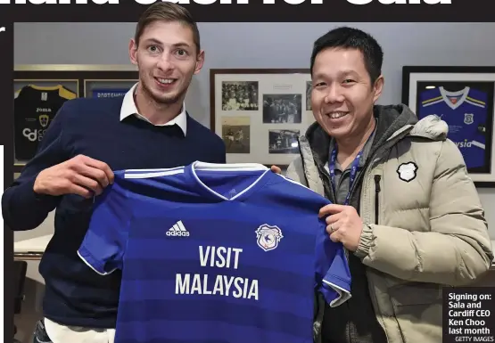  ?? GETTY IMAGES ?? Signing on: Sala and Cardiff CEO Ken Choo last month