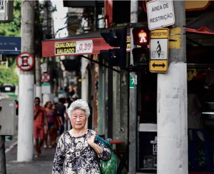  ??  ?? Acima, esquina das ruas Correia de Melo e Três Rios, no Bom Retiro; ao lado, fachada do Centro Cultural Hallyu, que promove a cultura coreana, na rua Guarani, no mesmo bairro