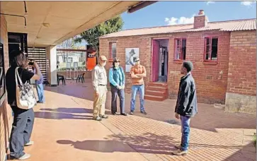  ?? Christian Science Monitor / Getty Images ?? AMERICAN TOURISTS
visit Nelson Mandela’s house, now a museum, on Vilakazi Street in Soweto.