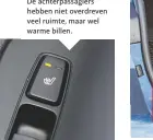  ??  ?? De achterpass­agiers hebben niet overdreven veel ruimte, maar wel warme billen.