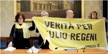  ?? LAPRESSE ?? Per Giulio. La conferenza stampa al Senato dei genitori di Giulio Regeni: la madre Paola e il padre Claudio (la prima e il terzo da sinistra) assieme a Luigi Manconi e all’avvocato Alessandra Ballerini.