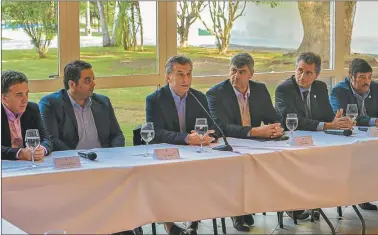  ?? PRESIDENCI­A DE LA NACIÓN ?? EN SINTONÍA. Dujovne, Triaca, Macri, Buryaile, Etchevhere y Ayala firmaron el acuerdo en Olivos.