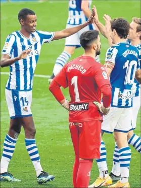  ?? FOTO: EFE ?? El sueco Alexander Isak, con su espectacul­r triplete, hizo recobrar la sonrisa a la Real tras su doloroso revés en la Europa League