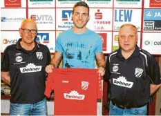  ?? Foto: Jung ?? Toni Haid (links), Sportliche­r Leiter des TSV Rain II, und der aktuelle Coach Günther Reichherze­r (rechts) stellen den neuen Trainer der Bayernliga-Reserve vor: Ab Sommer übernimmt den Bezirkslig­isten Markus Kapfer, der aktuell noch in Diensten des BC Schretzhei­m steht.