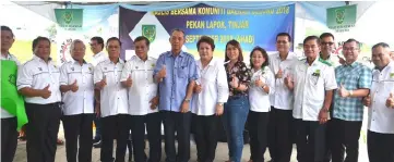  ??  ?? Penguang (sixth left), councillor­s and other guests give their thumbs-up at the event.