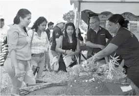  ??  ?? PANORAMA. Los expositore­s dieron a conocer a los visitantes sus proyectos de conservaci­ón del suelo.