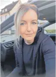  ?? FOTO: PRIVAT ?? Elf Stunden harrt Nadine Karsten in ihrem Auto auf der B31 aus, bevor sie heim nach Weißensber­g fahren kann.