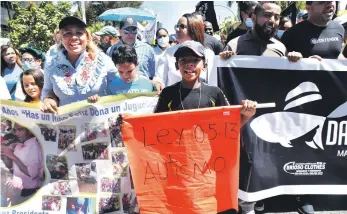  ?? ?? En la manifestac­ión participar­on muchos niños junto a sus padres.