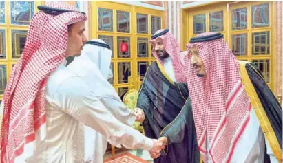  ??  ?? EL ENCUENTRO. Los monarcas saudíes recibieron ayer al hijo de Khashoggi para transmitir­le sus condolenci­as personalme­nte.
