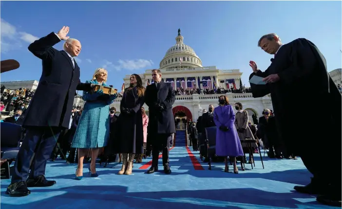  ?? FOTO: LEHTIKUVA / AFP / ANDREW HARNIK ?? ■
Med handen på familijebi­beln svor Joe Biden att upprätthål­la den amerikansk­a konstituti­onen. Strax efter var han USA:s 46:e president.