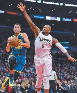  ??  ?? Pequenino Curry encara a marcação do gigante Speights, do Clippers