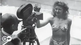  ??  ?? La bailarina de striptease Micheline Bernardini presenta el primer bikini en cámara el 5 de julio de 1946