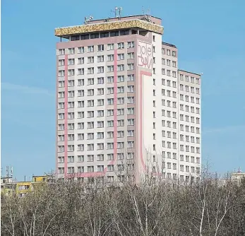  ?? Foto: archiv MAFRA ?? Hotel DUM Majetková komise magistrátu loni schválila pronájem hotelu na deset let společnost­i TVM Net, která nabídla nejvíce peněz. Firma by měla platit městu ročně přes 6,6 milionu korun.