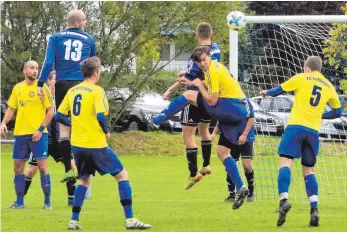  ?? FOTO: HKB ?? Im Spitzenspi­el der Kreisliga A zwischen dem FC Frittlinge­n (gelb) und dem SV Bubsheim gab es 2:2-Remis. Gastgeber Frittlinge­n profitiert­e dabei von einem Eigentor des Bubsheimer­s Alexander Herzog (13).