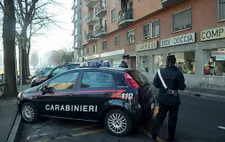  ??  ?? Indagini I carabinier­i di fronte alla casa della vittima in via Verdi 24 (Newpress)