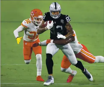  ?? CHRISTIAN PETERSEN — GETTY IMAGES ?? Raiders tight end Darren Waller (83) has been a big-play star for Las Vegas and should do well against the Jets.