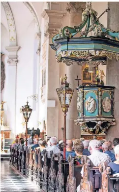  ?? RP-FOTO: ANNE ORTHEN ?? Gläubige feiern zusammen Gottesdien­st – wie hier an einem Sonntagvor­mittag in der Maxkirche.