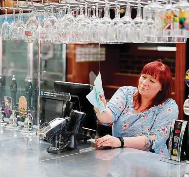  ?? Foto: AFP ?? Es geht wieder los: Am 4. Juli dürfen die Engländer wieder ihre geliebten Pubs besuchen. Eine Mitarbeite­rin des Wetherspoo­ns Pub in Nord-london bereitet sich auf die Öffnung vor.