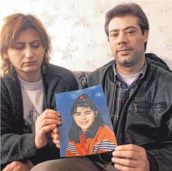  ?? FOTO: DPA ?? Ayla (links) und Kamil Ercan zeigen ein Foto ihrer vermissten Tochter Hilal Ercan. Die damals Zehnjährig­e verschwand 1999 spurlos.