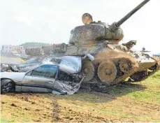  ?? FOTO: ERNST AMMICHT ?? In den zwei Festtagen werden vom eingesetzt­en russischen Panzer 40 schrottrei­fe Autos platt gewalzt.