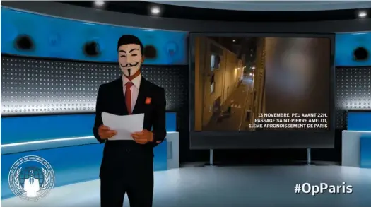  ??  ?? Les opérations sont annoncées au grand public via des vidéos. Le porte-parole arbore le masque de Guy Fawkes, conçu par le dessinateu­r David Lloyd, pour la série de bande dessinée V pour Vendetta,
où un héros masqué se rebelle contre une dictature.