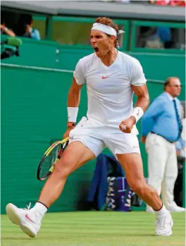  ??  ?? Rafa Nadal celebra luego de sellar su boleto a las Semifinale­s en la Catedral.