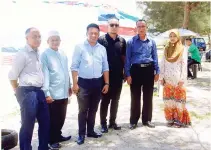  ??  ?? EFFENDI bersama PPM DUN Membakut Abdul Kadir diiring oleh Haji Harun meninjau kawasan gerai di Pantai Pimping.